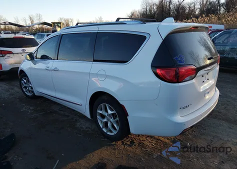 2017 Chrysler Pacifica Touring-L Plus z USA, uszkodzony, nr VIN 2C4RC1EG9HR543701